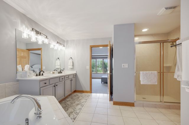 40W675 Stonebriar Lane, Elgin, IL 60124