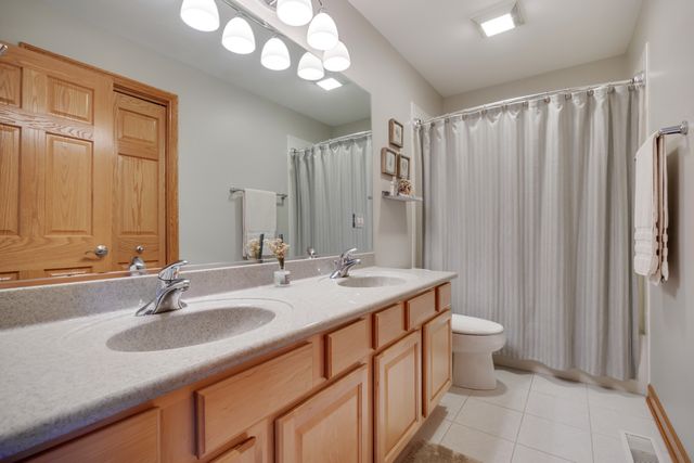 40W675 Stonebriar Lane, Elgin, IL 60124