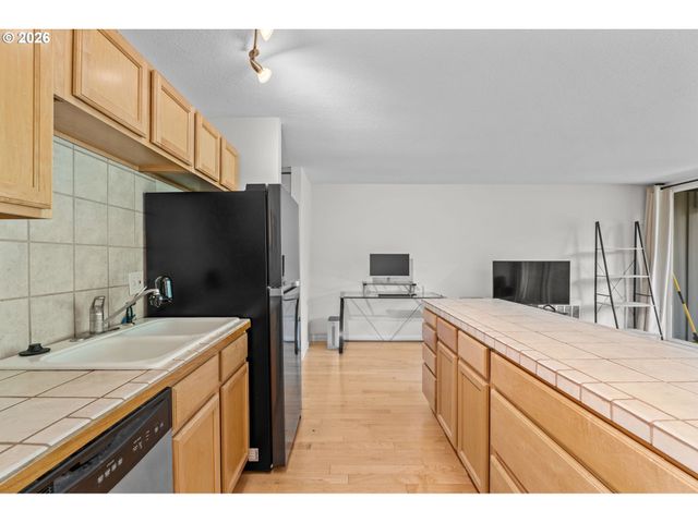 100 KERR Pkwy 6, Lake Oswego, OR 97035