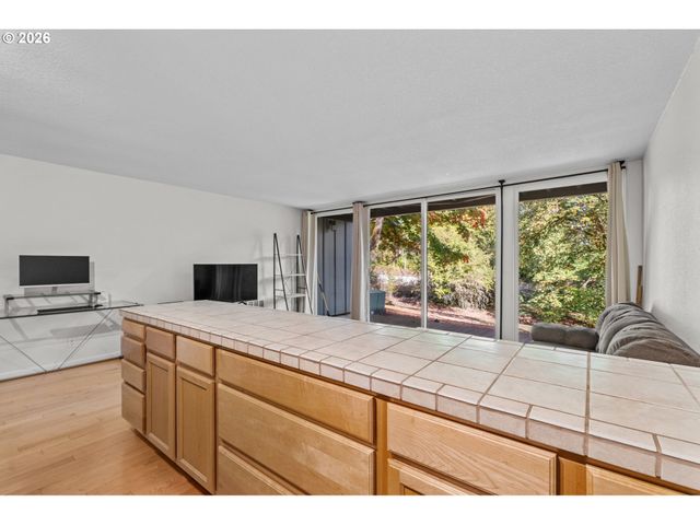100 KERR Pkwy 6, Lake Oswego, OR 97035