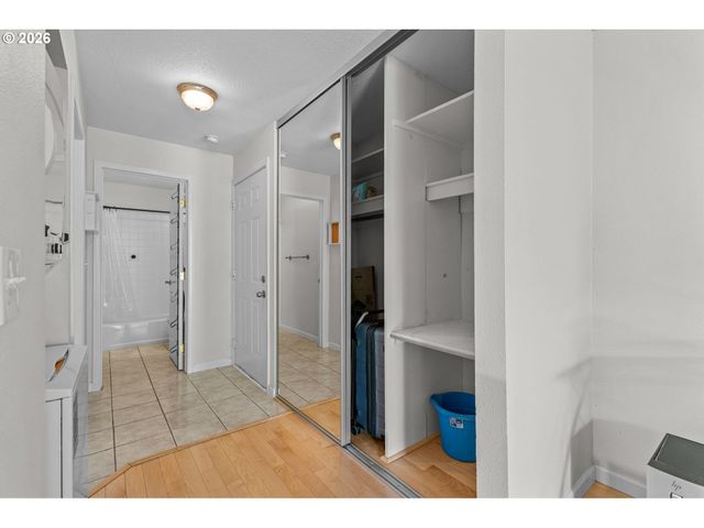 100 KERR Pkwy 6, Lake Oswego, OR 97035