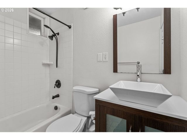 100 KERR Pkwy 6, Lake Oswego, OR 97035