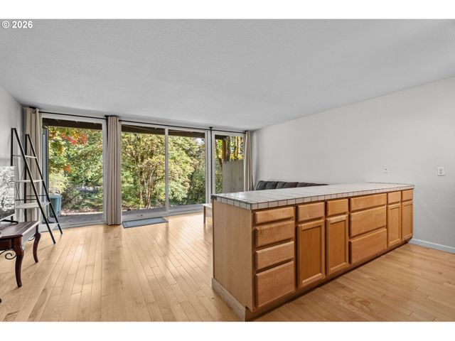 100 KERR Pkwy 6, Lake Oswego, OR 97035