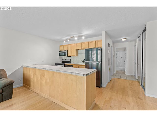 100 KERR Pkwy 6, Lake Oswego, OR 97035