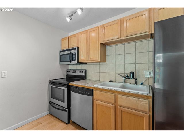 100 KERR Pkwy 6, Lake Oswego, OR 97035