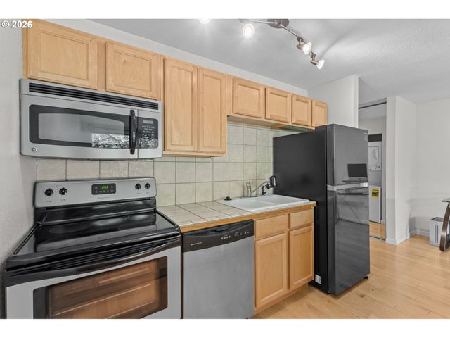 100 KERR Pkwy 6, Lake Oswego, OR 97035