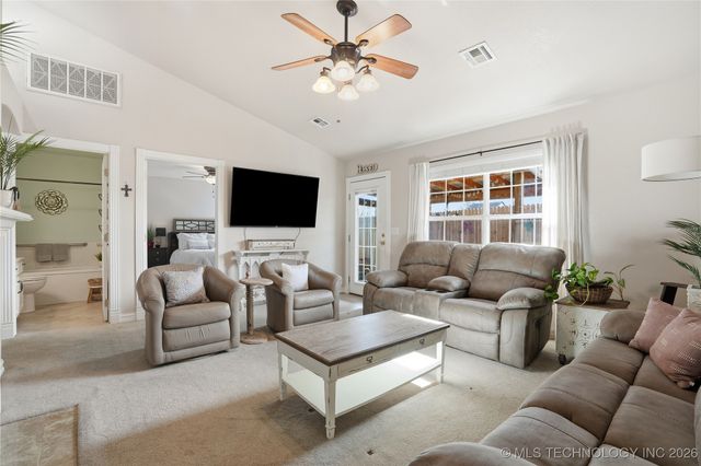 1429 W Evergreen Lane, Claremore, OK 74017