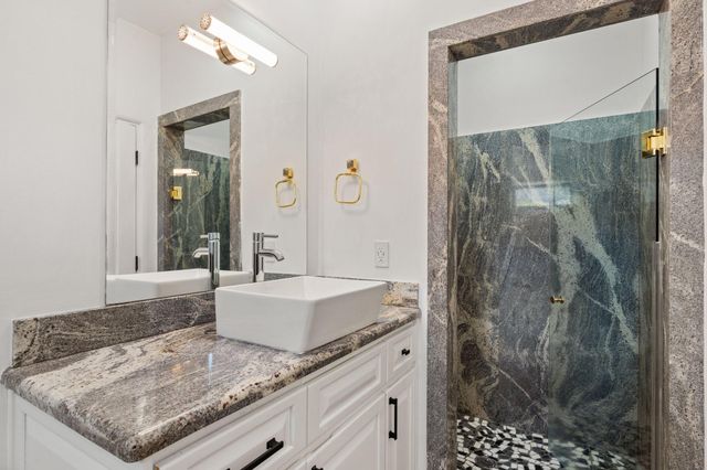 13716 Canada Del Oso Place NE, Albuquerque, NM 87111