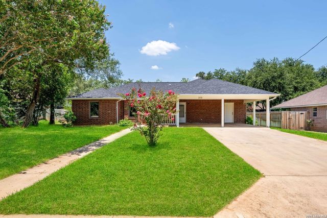 109 Windcrest, Floresville, TX 78114
