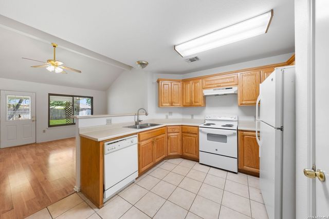 109 Windcrest, Floresville, TX 78114