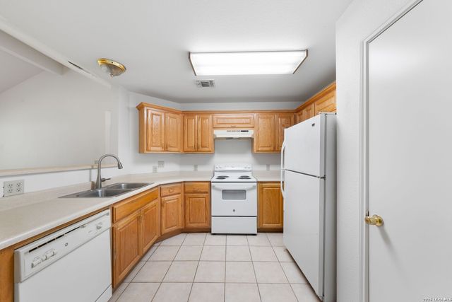 109 Windcrest, Floresville, TX 78114