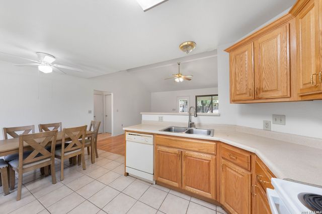 109 Windcrest, Floresville, TX 78114
