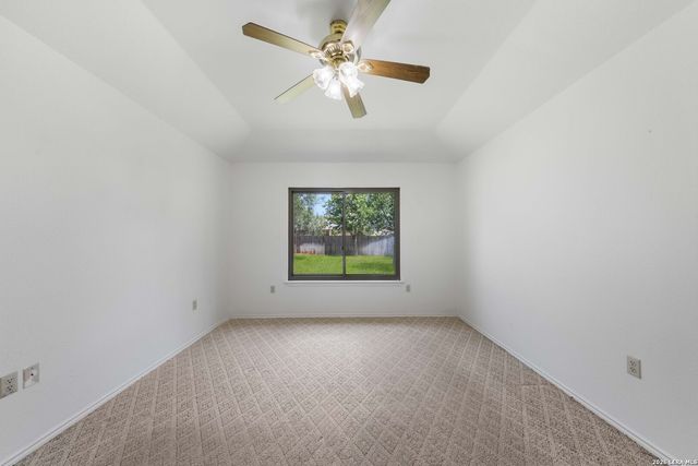 109 Windcrest, Floresville, TX 78114