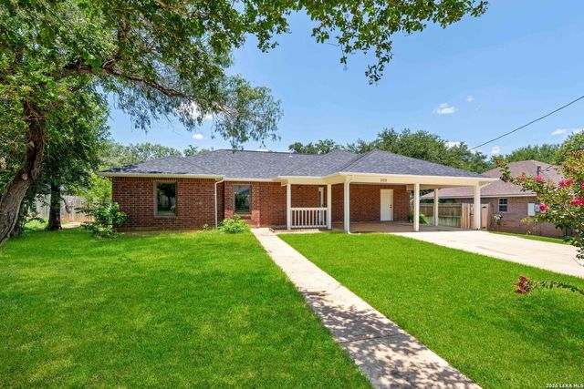 109 Windcrest, Floresville, TX 78114