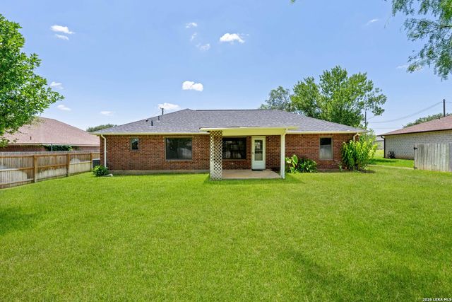 109 Windcrest, Floresville, TX 78114