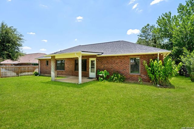 109 Windcrest, Floresville, TX 78114