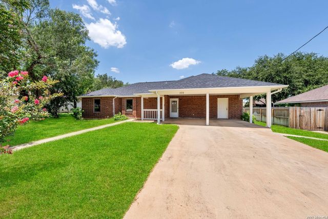 109 Windcrest, Floresville, TX 78114