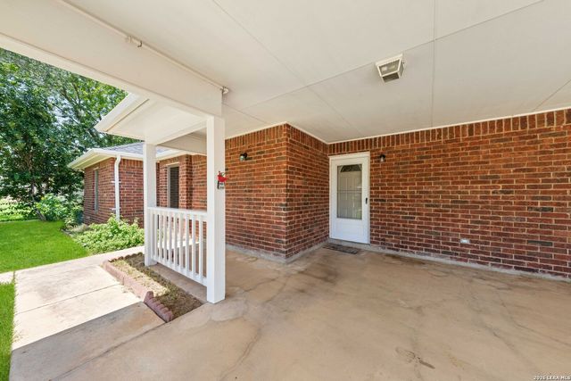 109 Windcrest, Floresville, TX 78114