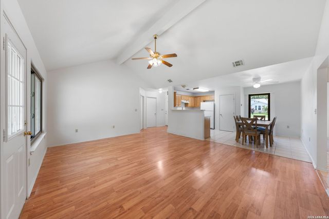 109 Windcrest, Floresville, TX 78114