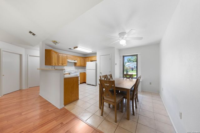 109 Windcrest, Floresville, TX 78114