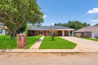 109 Windcrest, Floresville, TX 78114