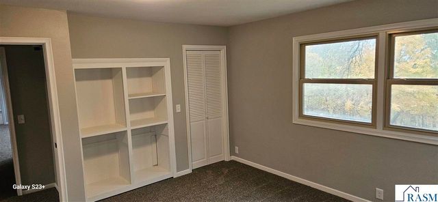 64 Skyline Dr, Mankato, MN 56001