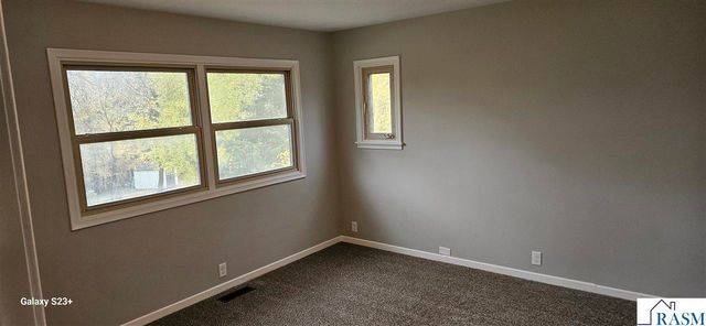 64 Skyline Dr, Mankato, MN 56001