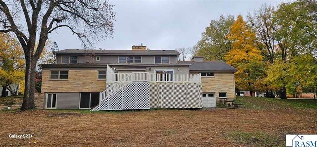 64 Skyline Dr, Mankato, MN 56001