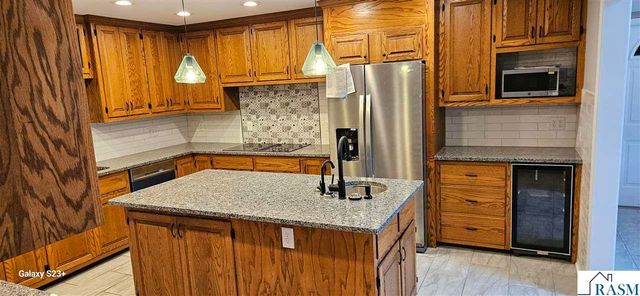64 Skyline Dr, Mankato, MN 56001