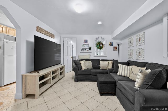 1543 Hollywood Avenue, Bronx, NY 10461