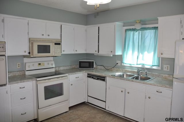 5511 N 93 Avenue Circle, Omaha, NE 68134