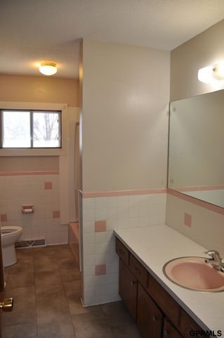 5511 N 93 Avenue Circle, Omaha, NE 68134