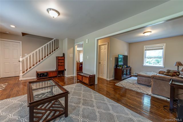 252 Oxhead Road, Centereach, NY 11720