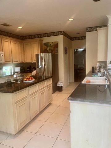 308 Pinnacle Cove Court, League City, TX 77573