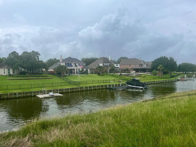 308 Pinnacle Cove Court, League City, TX 77573