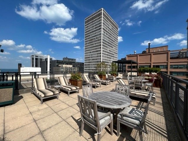 850 N DeWitt Place 22F, Chicago, IL 60611