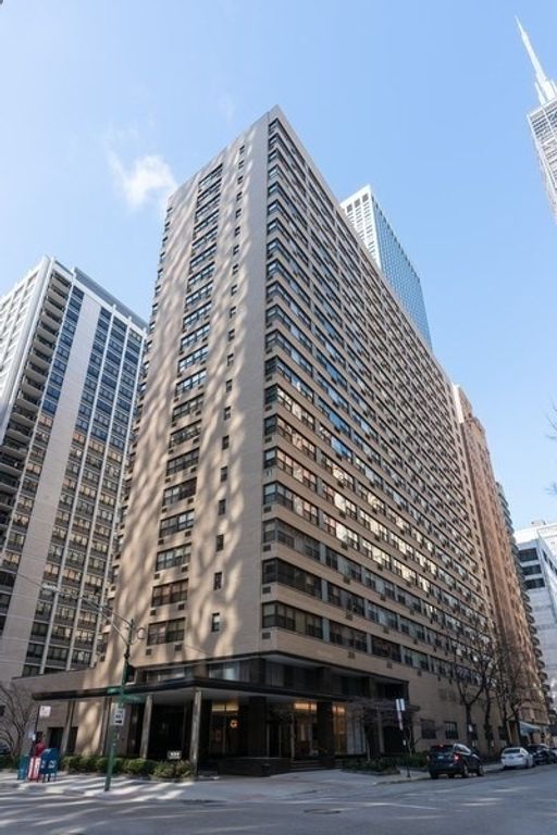 850 N DeWitt Place 22F, Chicago, IL 60611