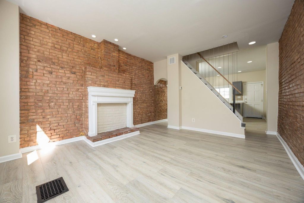Image 2 of property listing at 3920 MOUNT PLEASANT AVE, Baltimore, MD 21224