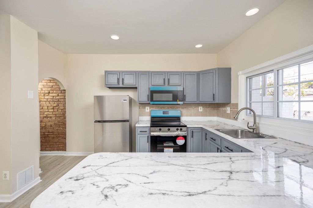 Image 10 of property listing at 3920 MOUNT PLEASANT AVE, Baltimore, MD 21224