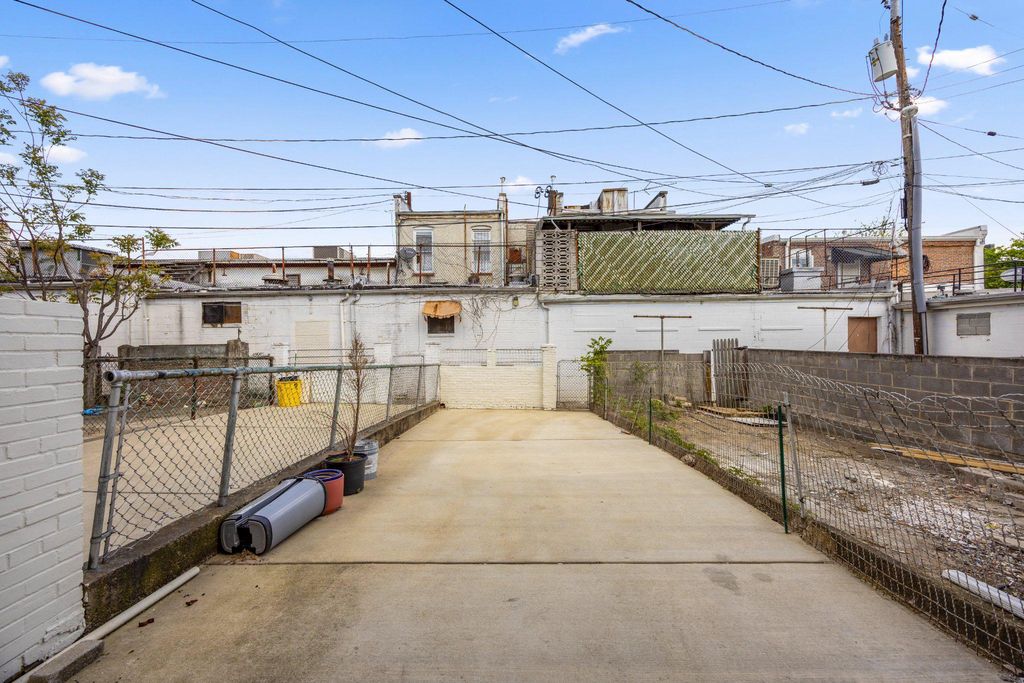 Image 20 of property listing at 3920 MOUNT PLEASANT AVE, Baltimore, MD 21224