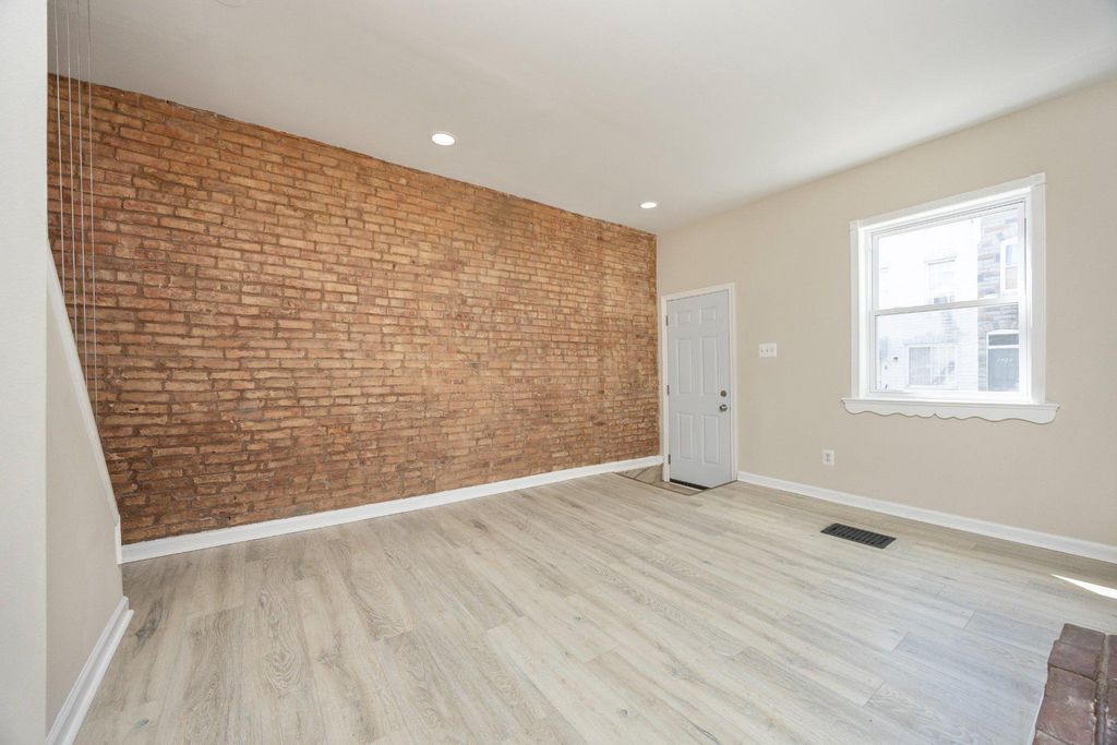 Image 4 of property listing at 3920 MOUNT PLEASANT AVE, Baltimore, MD 21224