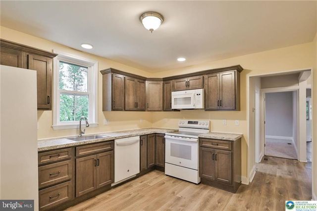 1861 E EMMAUS AVE, Allentown, PA 18103