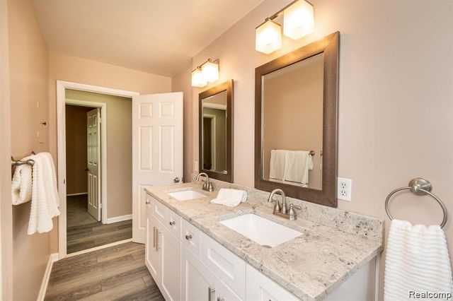 1239 Ashover Drive, Bloomfield Charter Township, MI 48304