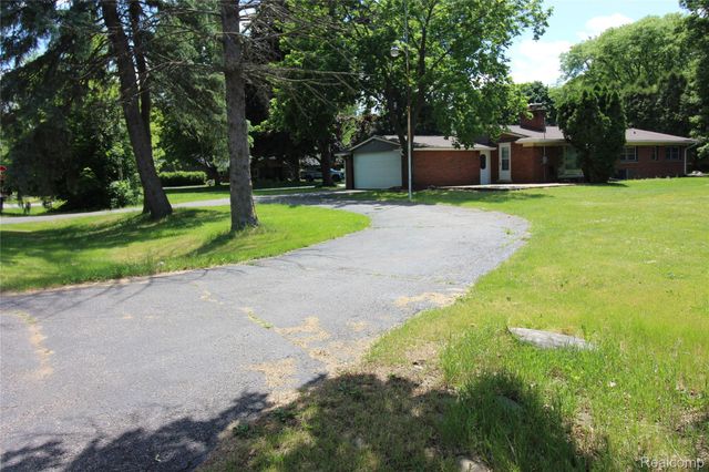 1239 Ashover Drive, Bloomfield Charter Township, MI 48304