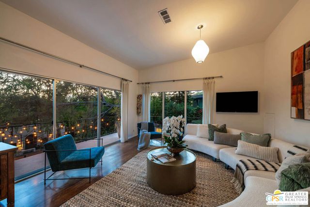 6309 Ivarene Avenue, Los Angeles, CA 90068