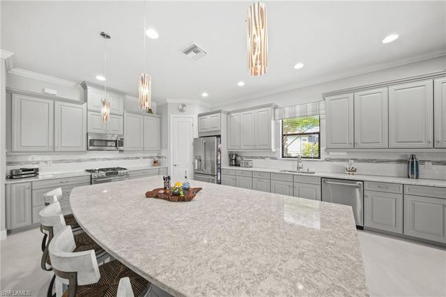 9282 Rialto LN, Naples, FL 34119