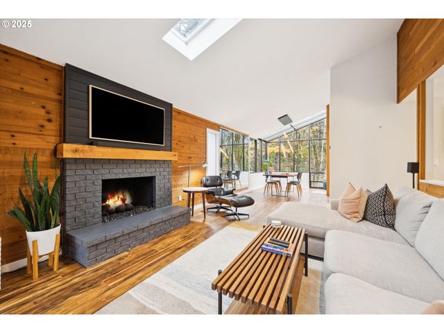 3 MOUNTAIN Cir, Lake Oswego, OR 97035