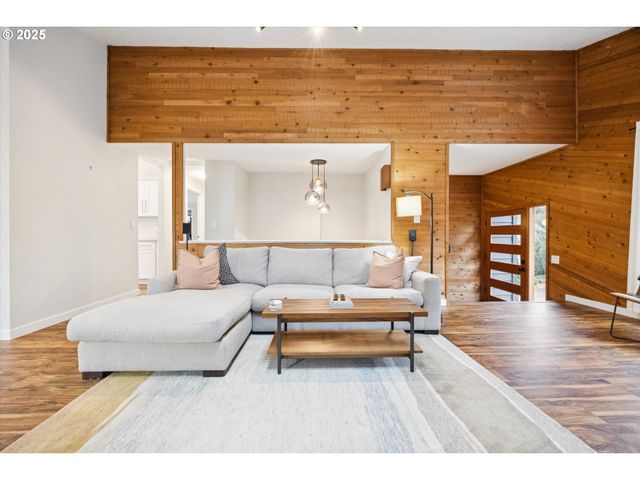 3 MOUNTAIN Cir, Lake Oswego, OR 97035