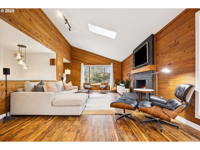 3 MOUNTAIN Cir, Lake Oswego, OR 97035