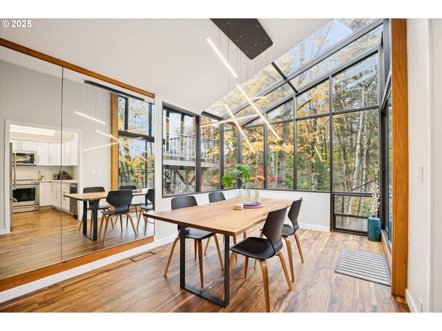 3 MOUNTAIN Cir, Lake Oswego, OR 97035